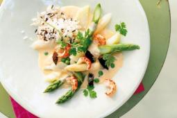 Ragout von grünem und weißem Spargel mit Krebsschwänzen