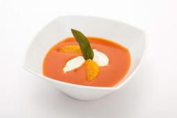 Tomaten-Orangencremesuppe mit Ricotta und Salbei
