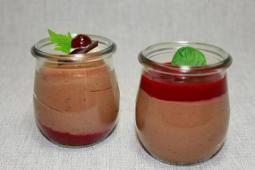 Schokoladen-Kaffeemousse mit Himbeermark