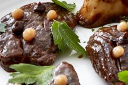 Ossobuco mit Rotweinsauce, Zitrone und Petersilie