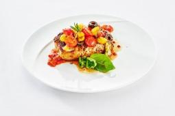 Kalbsrückensteak mit Rosmarin und rosa Beeren gegrillt mit schwarzen Oliven und Kirschtomaten