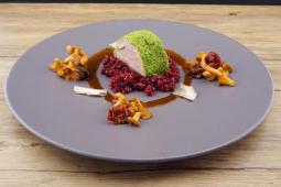 Schweinefilet, Petersilienmantel, Trüffeljus, Pfifferlinge, Schmortomate