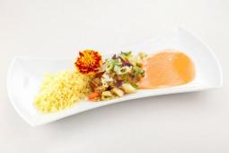Buntes Kohlgemüse aus dem Wok mit Bulgur und rotem Thai Curry