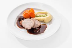 Sauerbraten vom Kalb mit Balsamico und Borretane-Zwiebeln
