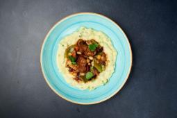 Lammkeulen-Cassoulet auf Bohnen-Allerlei mit Spargelpüree