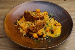 Linsenburger auf Kürbismousse