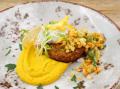 Linsentaler auf Kürbismousse, glasierte Linsen, Tomaten-Gurken-Raita