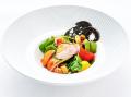 Wald- und Wiesensalat / sautierte Taubenbrust / Erdbeervinaigrette / Früchtebrotchip