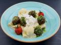 Pasta mit Blumkohlcrémesauce und Hackbällchen