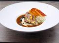 Rinderroulade griechisch, Paprika, Feta, schwarze Knoblauchsauce, Speckchip, Kartoffel-Olivenstampf