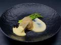 Gebackene Kalbszunge, zweierlei Spargel, Yuzu-Butterschaum
