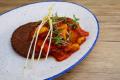Pflanzliches Hacksteak mit feurigem Kartoffel-Paprikagulasch
