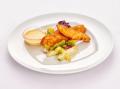 Panko-Schollenfilet mit Kartoffel-Spargelsalat und kalter Hummercreme