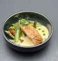 Lachs Fishfond mit Gemüse und Noillypratschaum
