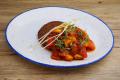 Pflanzliches Hacksteak mit feurigem Kartoffel-Paprikagulasch