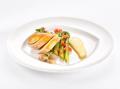 Gebratene Hähnchenbrust mit grünem Stangenspargel, konfierte Champignons und Pilz-Hollandaise