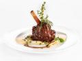 Geschmorte Lammhaxe in Portweinsauce , Vanille-Spargelgemüse und Lemonenschaum