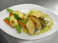Tranchen von der Maishähnchenbrust auf Orangen-Joghurtsauce mit provenzalischem Landgemüse und Kräuterkartoffeln