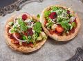 Indisches Fladenbrot mit Tomaten-Gurken-Raita