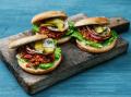 Garden Gourmet - USA - Sloppy Joe Burger mit veganem Hack, Gewürzgurken und Rohkost