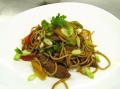 Rinderstreifen mit buntem Asia-Gemüse