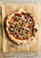 Pizza mit Sardellen, Zwiebeln und schwarzen Oliven