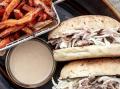 Burger mit Pulled Pork, mariniertem Weißkraut, Süßkartoffel-Pommes und "Ranch Dressing"