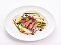Gegrillte Lammhüfte mit Ofenspargel und Erdnüssen