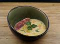 Gelbe Löffelerbsensuppe mit gepökeltem Eisbein