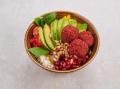 Summer Bowl mit Granatapfel und Avocado
