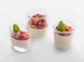 Spargel-Panna Cotta mit Erdbeer-Berberitzen-Konfit, Cantuccini Crunch