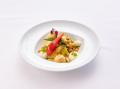 Gelbes Curry mit Zucchini, Aprikosen, Spinat, Kichererbsenpüree und Rauchmandelschaum