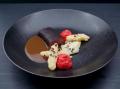 Mai Bock, Schokoladensauce, gebackener Kakao Crue Spargel, Rote Beete Butterschaum