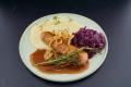 Nestlé Professional Sensational Bratwurst mit Bratenjus, Kartoffelpüree und Rotkohl