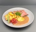 Rindersteak / Marzipan-Granatapfel-Rosmarin-Jus / Gelbe Zucchini / Gebackene Kartoffeln
