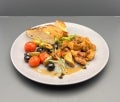 Kalbsragout mit Portweinjus / Oliven, Kapernfrüchte, Kirschtomaten / Baguette mit Meersalz & fermentierten Pfeffer
