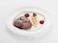 Rehkeule mit Zartbitterschokolade, Preiselbeeren und Haselnüssen