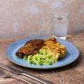 Gebratene Entenkeule mit Trüffel-Kartoffelgratin und grünem Gemüse