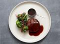 Garden Gourmet - Sensational Burger als Pfeffer Steak serviert mit aromatischer Demi Glace und glasiertem Gemüse