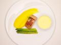 Rosa gebratener Kalbsrücken mit Kalamansi Hollandaise, grünem Thaispargel und Kartoffel-Safranpüree