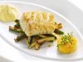 Kabeljaufilet an Curry-Polenta auf Zucchini-Sticks mit Olivenölemulsion