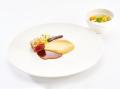 Gebratener Hasenrücken in Senfkräuterkruste und Zwiebelcaramelsauce