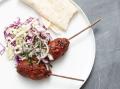 Garden Gourmet - Harissa Köfte vegan mit aromatischem Salat und Fladenbrot