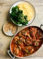 Geschmorte Schweinekoteletts in Tomatensauce mit Salbei, frittierten Grünkohl und cremiger Polenta