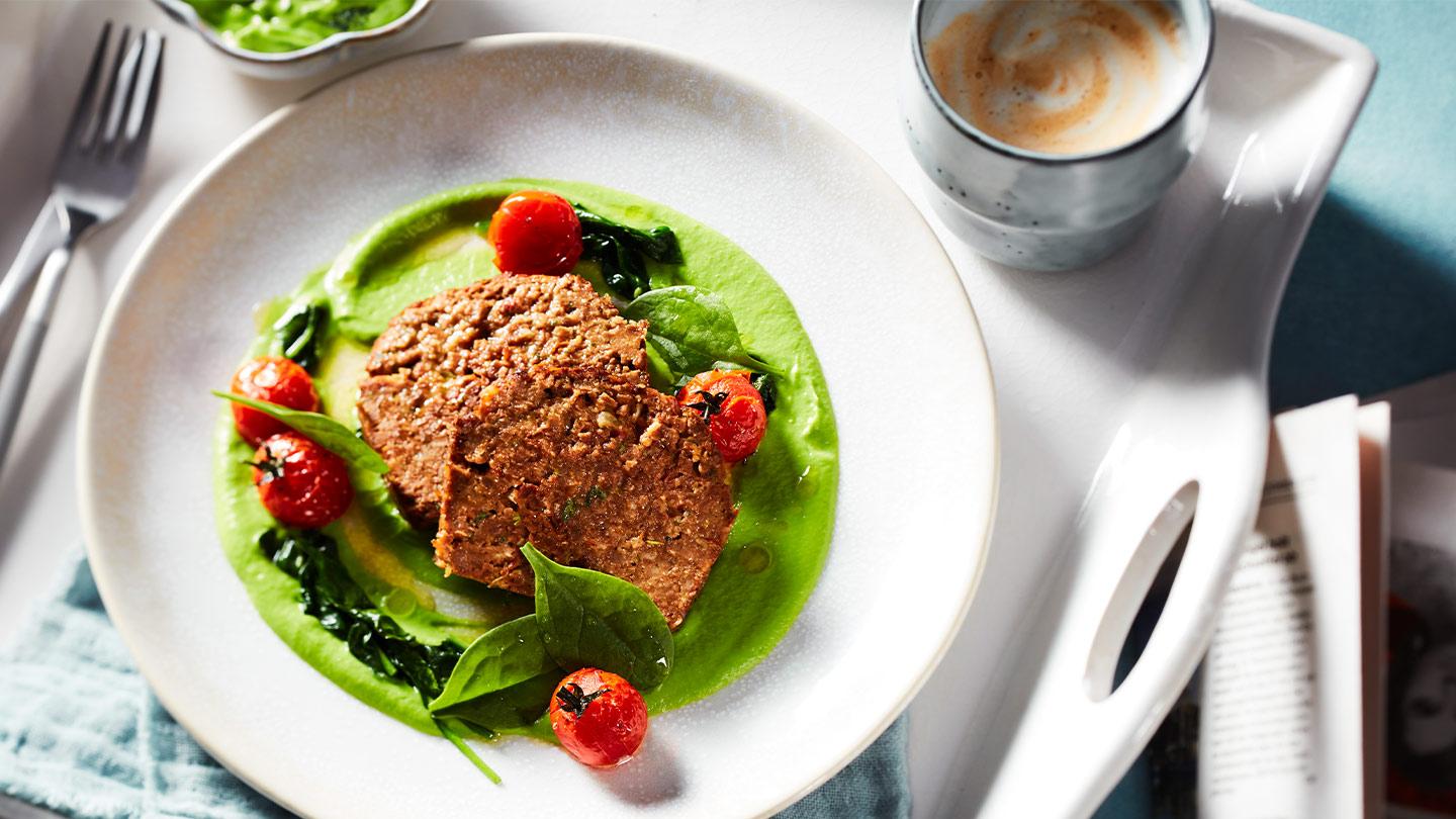 Mediterraner Hackbraten mit Spinat-Erbsenpüree