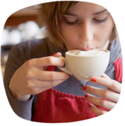 Frau trinkt Kaffee