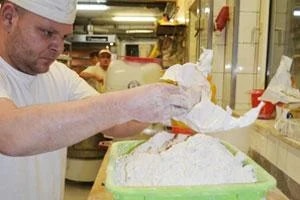 koch besucht baecker sauerteig herstellen