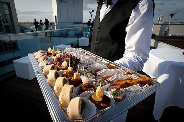 Der Kellner bietet ein fliegendes Buffet an