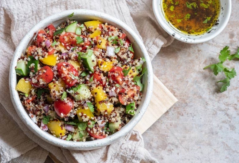 Frischer Quinoa-Taboulé-Salat mit Tomaten, Paprika und Gurken