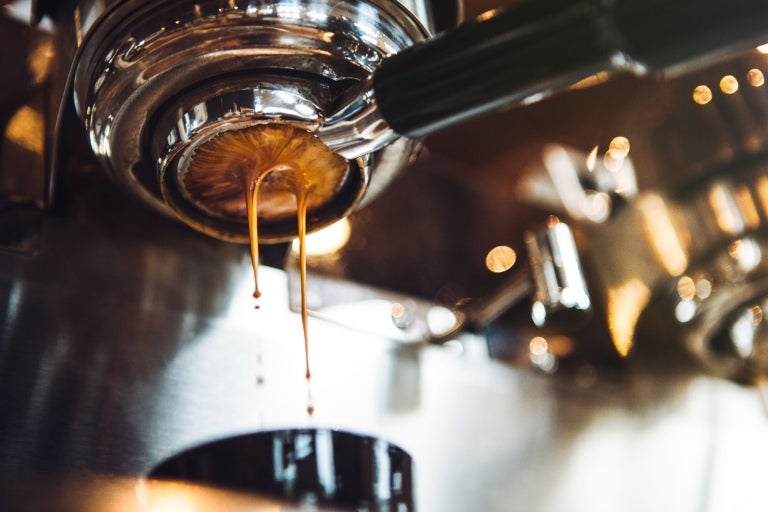 Espresso tropfen aus der Espresso Barista Maschine